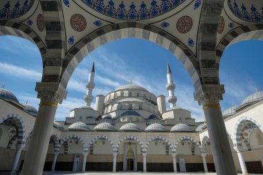 Bişkek, Kırgızistan - 30 Ağustos 2023: Kırgızistan 'ın Bişkek kentindeki İmam Sarahsi Merkez Camii.