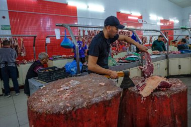 Bişkek, Kırgızistan - 2 Eylül 2023: Kırgızistan, Bişkek 'teki Osh Bazaar' da et satan bir adam.