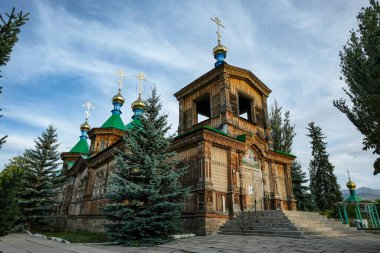 Karakol, Kırgızistan - 8 Eylül 2023: Karakol, Kırgızistan 'daki Kutsal Üçlü Katedrali.