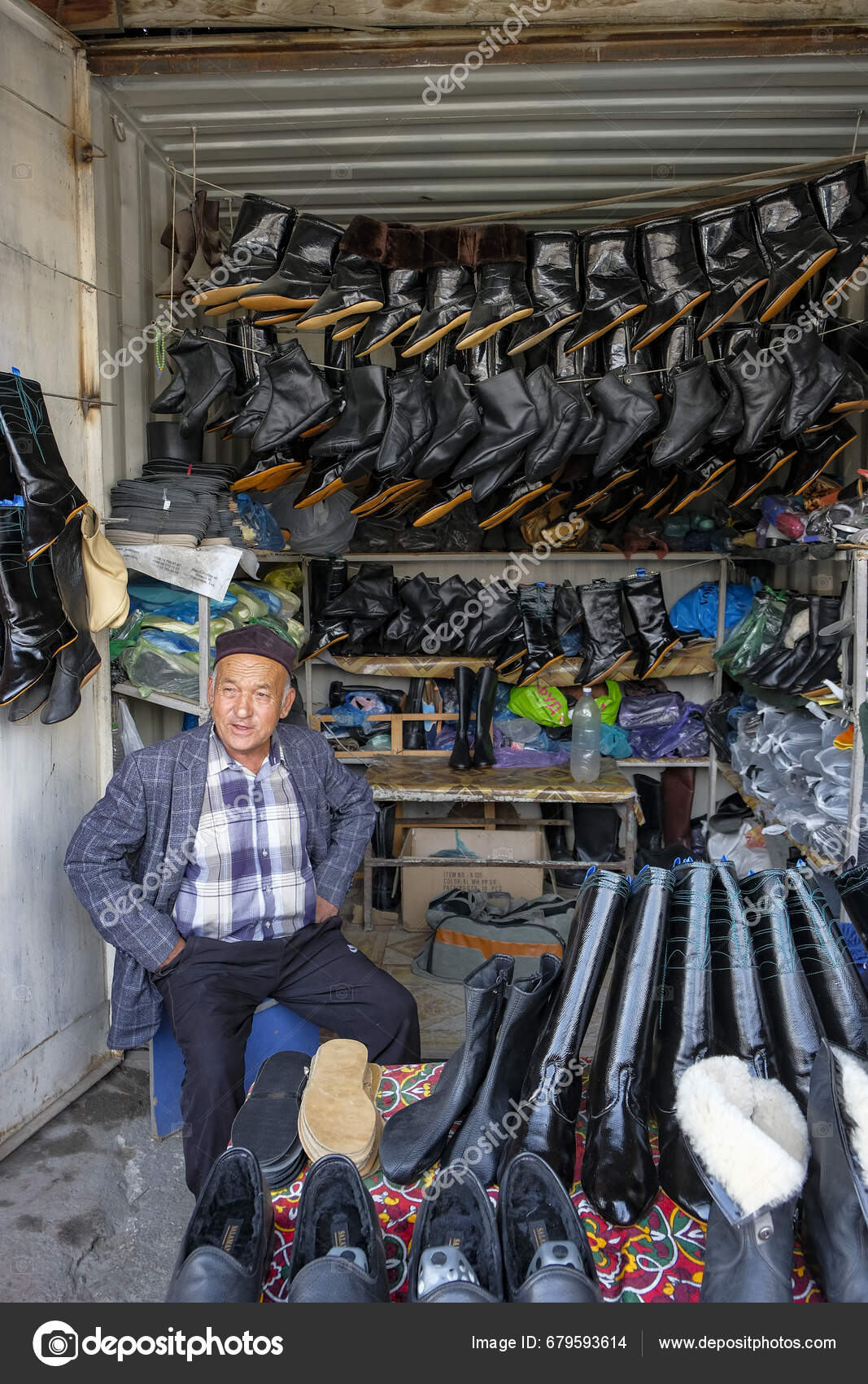 Osh Kyrgyzstan October 2023 Man Selling Shoes Jayma Bazaar Osh – Stock