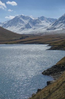 Kırgızistan 'daki Kochkor yakınlarındaki Naryn bölgesinde Kol Ukok Gölü manzarası.
