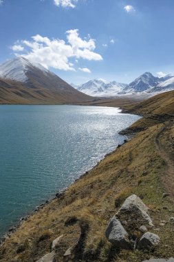 Kırgızistan 'daki Kochkor yakınlarındaki Naryn bölgesinde Kol Ukok Gölü manzarası.