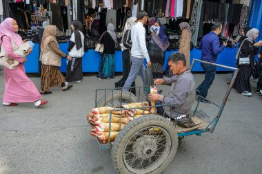 Osh, Kırgızistan - 6 Ekim 2023: Kırgızistan 'daki Jayma Çarşısı' nda inek bacağı satan bir adam.