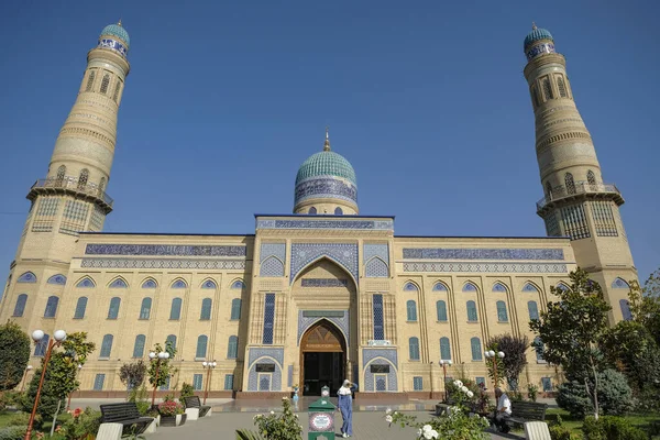 乌兹别克斯坦安集延 2023年10月12日 乌兹别克斯坦安集延的Devonaboy清真寺的观点 图库照片
