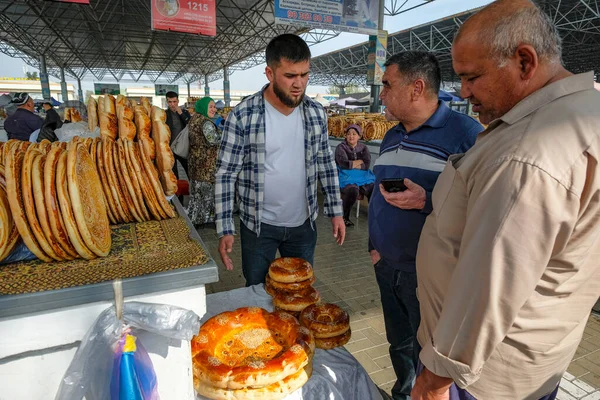 Fergana, Özbekistan - 18 Ekim 2023: Fergana, Özbekistan 'daki Şehir Pazarı' nda ekmek satıcısı.