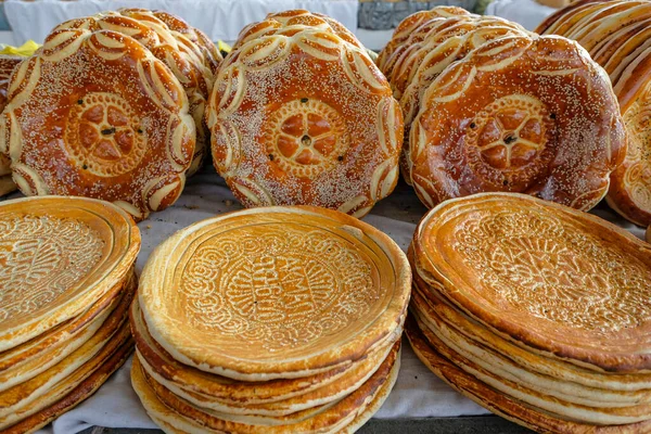 乌兹别克斯坦费尔干纳市市场装满面包的架子 免版税图库照片