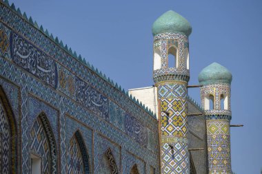 Kokand, Özbekistan - 24 Ekim 2023: Kokand, Özbekistan 'daki Khudayar Han Sarayı cephesinin ayrıntıları.