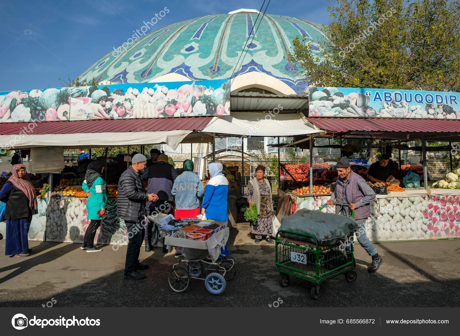 Tashkent Uzbekistan October 2023 People Shopping Chorsu Bazaar Tashkent