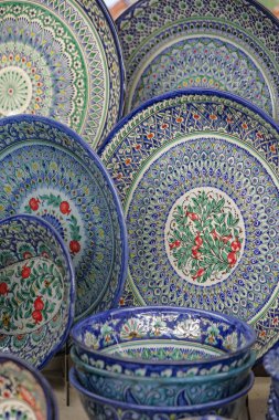 Özbekistan 'daki Semerkant pazarında Fergana seramikleri.