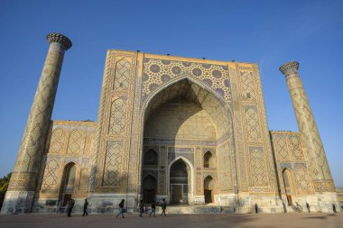 Semerkant, Özbekistan - 2 Kasım 2023: Semerkant, Özbekistan 'daki Registan Meydanı' nda Ulugh Dilenci Madrasah.