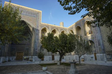 Semerkant, Özbekistan - 2 Kasım 2023: Semerkant, Özbekistan 'daki Registan Meydanı' nda Ulugh Dilenci Madrasah.