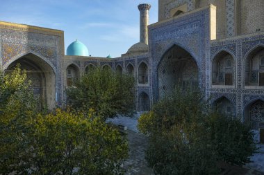 Semerkant, Özbekistan - 2 Kasım 2023: Semerkant, Özbekistan 'daki Registan Meydanı' nda Ulugh Dilenci Madrasah.