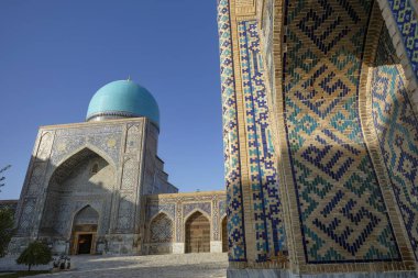 Semerkant, Özbekistan - 2 Kasım 2023: Semerkant, Özbekistan 'daki Registan Meydanı' ndaki Tilla Kari Madrasah.