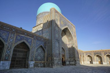 Semerkant, Özbekistan - 2 Kasım 2023: Semerkant, Özbekistan 'daki Registan Meydanı' ndaki Tilla Kari Madrasah.