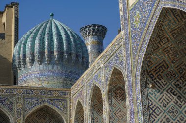 Özbekistan, Semerkant 'taki Registan Meydanı' ndaki Sherdor Madrasah..