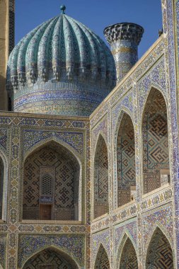Özbekistan, Semerkant 'taki Registan Meydanı' ndaki Sherdor Madrasah..
