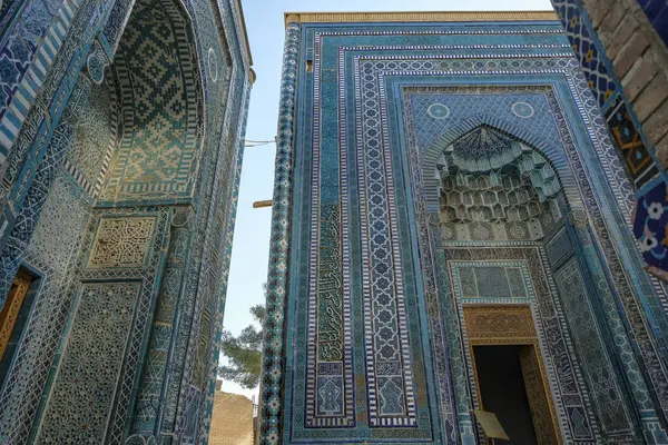 Semerkant, Özbekistan - 1 Kasım 2023: Semerkant, Usbekistan 'daki Şah-i-Zinda mezarlığının ayrıntıları.