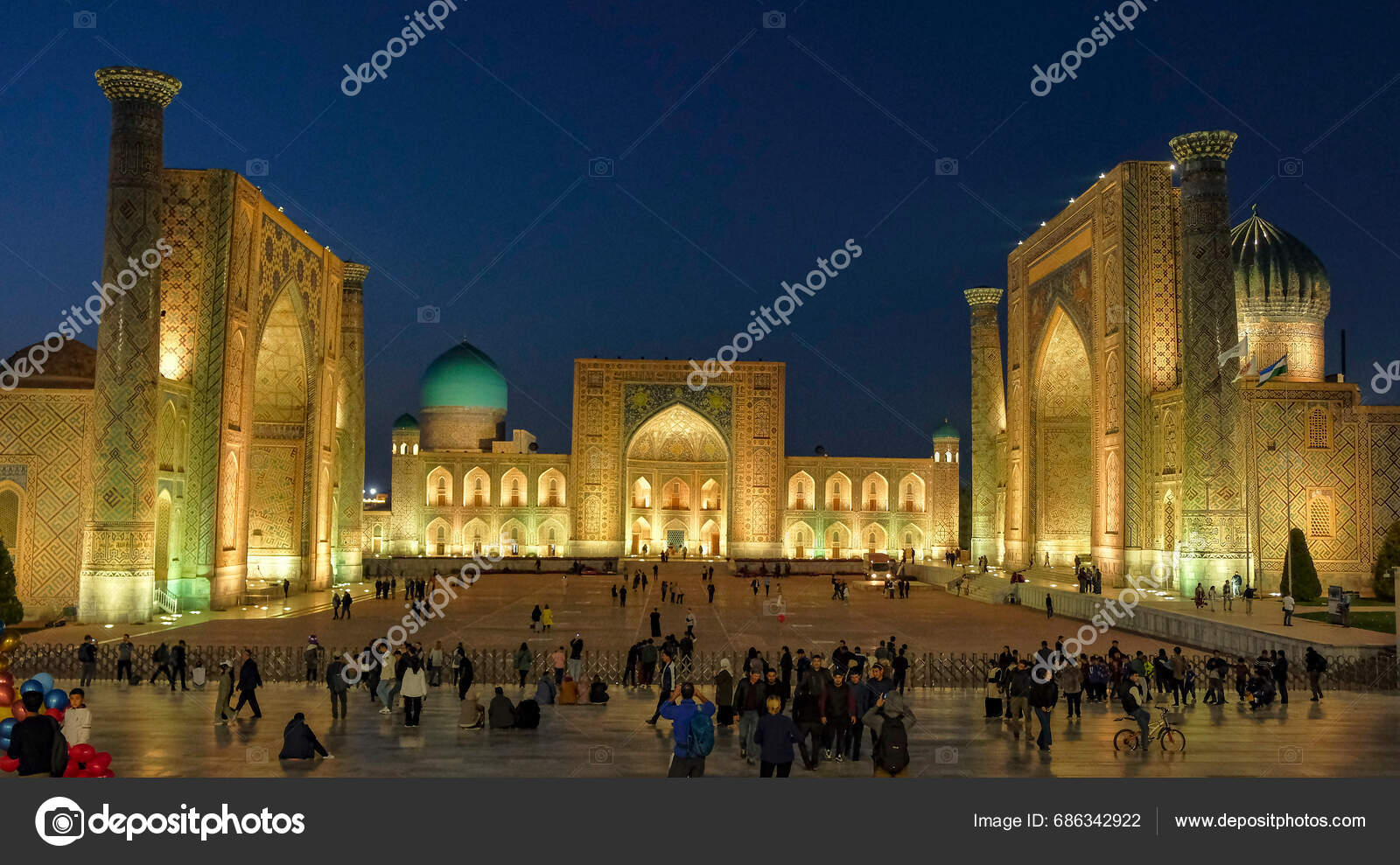 Samarkand Uzbekistan November 2023 People Visiting Registan Square