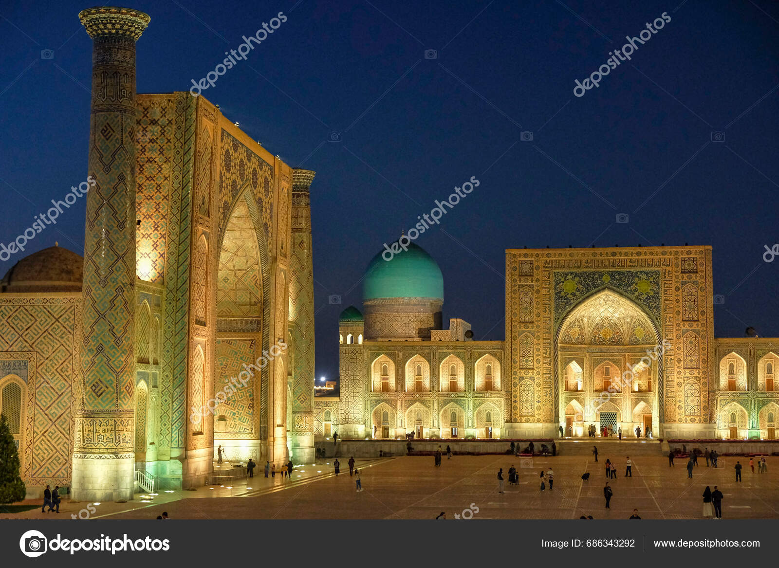 Samarkand Uzbekistan November 2023 People Visiting Registan Square