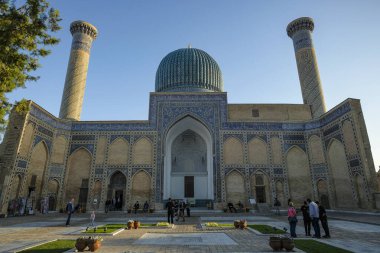 Semerkant, Özbekistan - 3 Kasım 2023: Özbekistan 'daki Gur-e-Amir Anıtmezarını ziyaret eden insanlar.