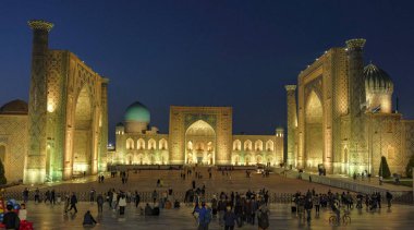 Semerkant, Özbekistan - 4 Kasım 2023: Semerkant, Özbekistan 'daki Registan Meydanı' nı ziyaret edenler.