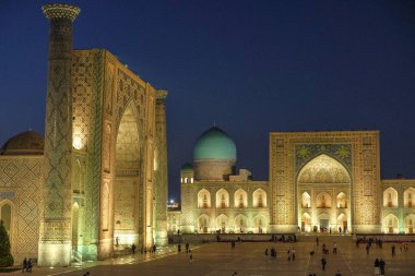 Semerkant, Özbekistan - 4 Kasım 2023: Semerkant, Özbekistan 'daki Registan Meydanı' nı ziyaret edenler.