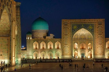 Semerkant, Özbekistan - 4 Kasım 2023: Semerkant, Özbekistan 'daki Registan Meydanı' nı ziyaret edenler.