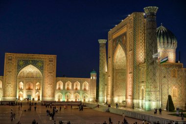 Semerkant, Özbekistan - 4 Kasım 2023: Semerkant, Özbekistan 'daki Registan Meydanı' nı ziyaret edenler.