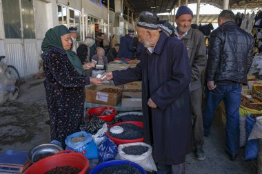 Istaravshan, Tacikistan - 26 Kasım 2023: İnsanlar Tacikistan 'daki Istaravshan Merkez Pazarı' ndan kuru üzüm ve meyve satın alıyorlar.