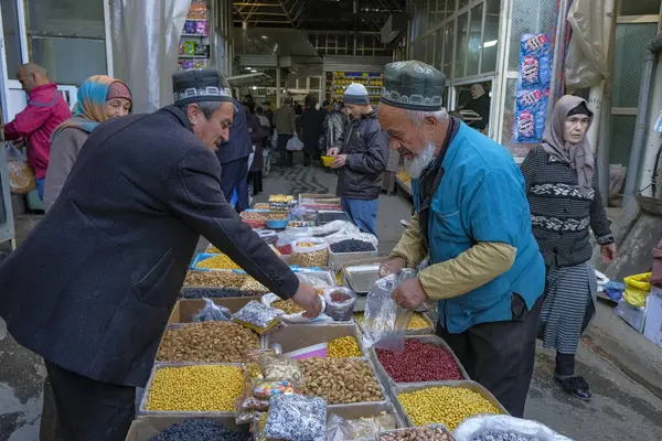 Istaravshan, Tacikistan - 26 Kasım 2023: İnsanlar Tacikistan 'daki Istaravshan Merkez Pazarı' ndan kuru üzüm ve meyve satın alıyorlar.