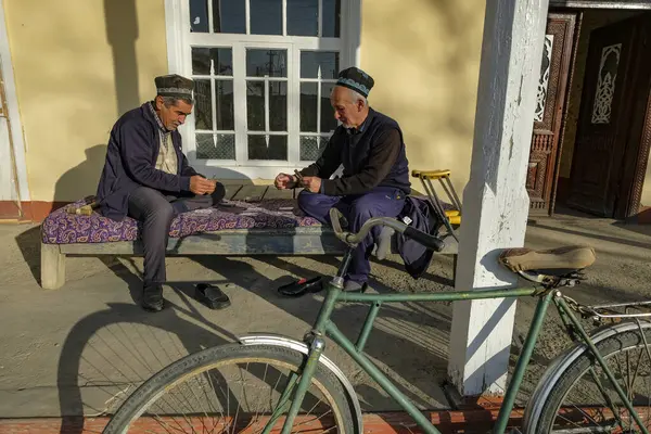 Істаравшан Таджикистан Листопада 2023 Два Чоловіки Грають Карти Істаравшані Таджикистан Ліцензійні Стокові Зображення