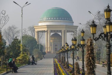 Khujand, Tacikistan - 28 Kasım 2023: Khujand, Tacikistan 'daki Kamoli Khujandi Parkı' nda oturan insanlar.