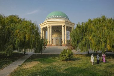 Khujand, Tacikistan - 28 Kasım 2023: Khujand, Tacikistan 'daki Kamoli Khujandi Parkı' nda yürüyen insanlar.