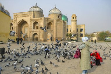 Khujand, Tacikistan - 29 Kasım 2023: Khujand, Tacikistan 'da Şeyh Muslihiddin' in mozolesinin yanında yürüyen insanlar.