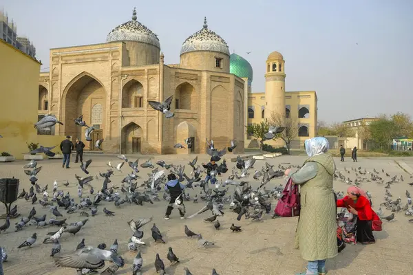 Khujand Tajikistan November 2023 People Walking Next Mausoleum Sheik Muslihiddin — Stock Photo, Image