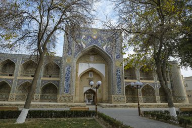 Buhara, Özbekistan - 8 Aralık 2023: Özbekistan 'ın Buhara kentindeki Nodir Devonbegi Madrasah' ın görüşleri.