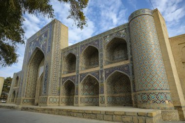 Buhara, Özbekistan - 8 Aralık 2023: Özbekistan 'ın Buhara kentindeki Nodir Devonbegi Madrasah' ın görüşleri.