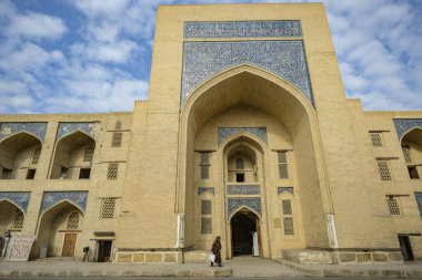 Buhara, Özbekistan - 8 Aralık 2023: Özbekistan 'da Buhara' nın merkezinde Kukeldash Madrasah manzarası.