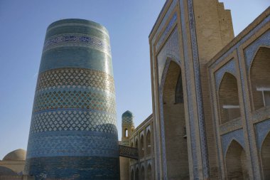 Khiva, Özbekistan - 16 Aralık 2023: Özbekistan 'ın eski Khiva kentindeki Kalta Minaresi.