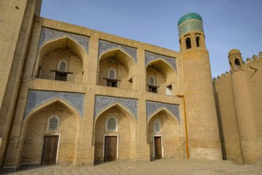 Khiva, Özbekistan - 15 Aralık 2023: Özbekistan 'ın eski Khiva kentindeki Allakuli Khan Madrasah.