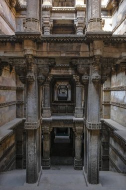 Ahmedabad, Hindistan - 11 Ocak 2024: Dada Harir Stepwell Ahmedabad, Hindistan 'da bir yeraltı kuyusu..