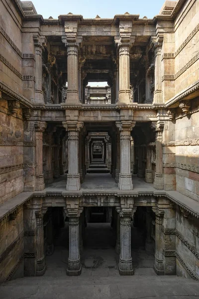 Ahmedabad, Hindistan - 11 Ocak 2024: Dada Harir Stepwell Ahmedabad, Hindistan 'da bir yeraltı kuyusu..