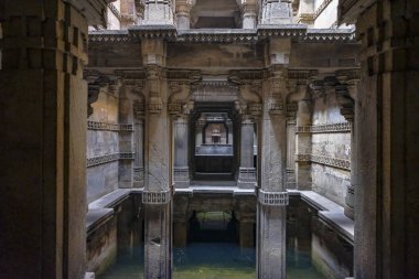 Ahmedabad, Hindistan - 11 Ocak 2024: Dada Harir Stepwell Ahmedabad, Hindistan 'da bir yeraltı kuyusu..
