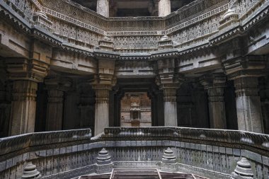 Ahmedabad, Hindistan - 11 Ocak 2024: Dada Harir Stepwell Ahmedabad, Hindistan 'da bir yeraltı kuyusu..