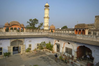 Jaipur, Hindistan - 31 Aralık 2023: Jaipur, Hindistan 'daki Isarlat Sargasooli minaresinin görüntüsü.