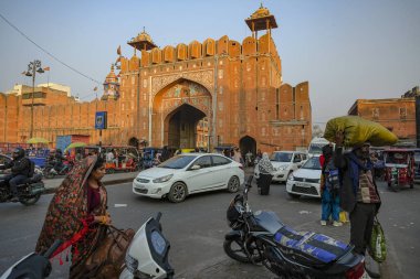 Jaipur, Hindistan - 1 Ocak 2024: Jaipur şehir duvarının yedi kapısından biri olan Chandpole Kapısı, Hindistan.