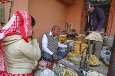 Jaipur, Hindistan - 1 Ocak 2024: Jaipur, Hindistan 'da Chandpole Bazaar' da tatlı satıcı.