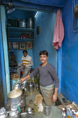 Ajmer, Hindistan - 3 Ocak 2024: Ajmer, Hindistan 'da bir sokakta çay yapan bir adam.