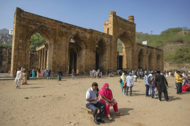 Ajmer, Hindistan - 3 Ocak 2024: Adhai Din Ka Jhonpra Hindistan 'ın Rajasthan kentindeki Ajmer şehrinde bulunan tarihi bir camidir..