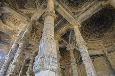Ajmer, Hindistan - 3 Ocak 2024: Adhai Din Ka Jhonpra Hindistan 'ın Rajasthan kentindeki Ajmer şehrinde bulunan tarihi bir camidir..